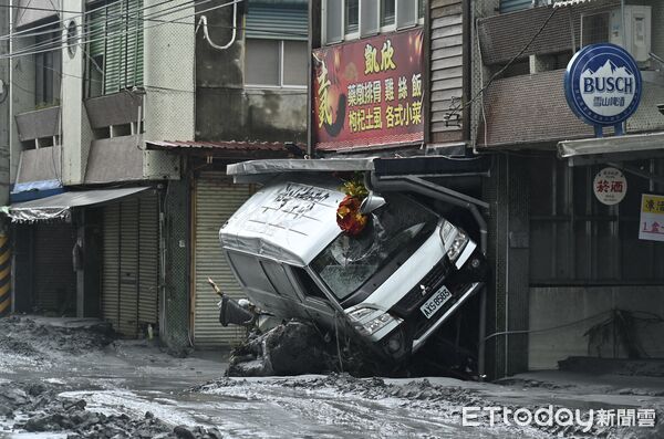 ▲▼ 花蓮縣馬太鞍溪上游堰塞湖溢流，造成光復鄉市區道路嚴重受創 。（圖／攝影中心記者攝）