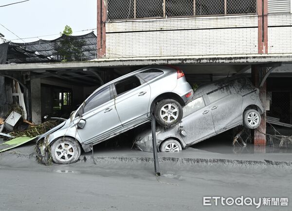 ▲▼ 花蓮縣馬太鞍溪上游堰塞湖溢流，造成光復鄉市區道路嚴重受創 。（圖／攝影中心記者攝）