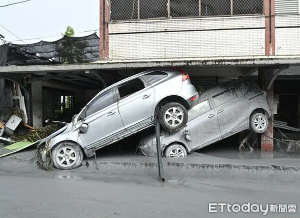 ▲▼ 花蓮縣馬太鞍溪上游堰塞湖溢流，造成光復鄉市區道路嚴重受創 。（圖／攝影中心記者攝）