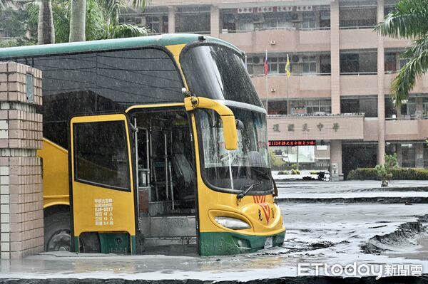 ▲▼ 花蓮縣馬太鞍溪上游堰塞湖溢流，造成光復鄉市區道路嚴重受創 。（圖／攝影中心記者攝）