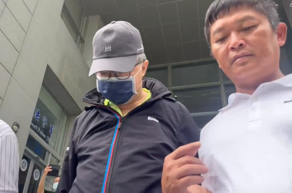 ▲台鹽綠能弊案前董座陳啟昱24日由律師、友人帶600萬元現金辦理交保，隨後戴帽子低調離開台南地院。（民眾提供）