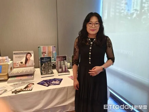 ▲東森自然美總經理宋湘嵐以親身使用經驗介紹公司新研發推出的各項產品。（圖／記者張佩芬攝）