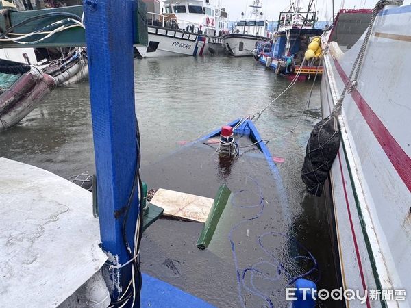 ▲台東富岡漁港內漁船半沉柴油外洩，海巡人員使用棉片和攔油索阻止燃油污染擴大 。（圖／記者張君豪翻攝）