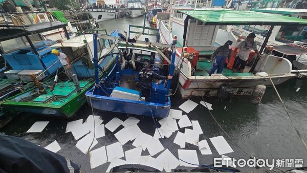 ▲台東富岡漁港內漁船半沉柴油外洩，海巡人員使用棉片和攔油索阻止燃油污染擴大 。（圖／記者張君豪翻攝）