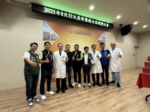 ▲▼三峽廣行宮主委兼三鶯義刑顧問團長黃永騰丶吳哥醫療公益等善士發起的「中秋送愛到土城醫院」活動近日登場，斥資50萬元購買700多盒水果禮盒，慰勞辛勤的醫護人員。（圖／讀者提供）