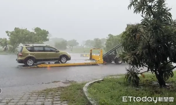 ▲台東豪雨釀災利吉村引道積水。（圖／記者楊晨東翻攝）