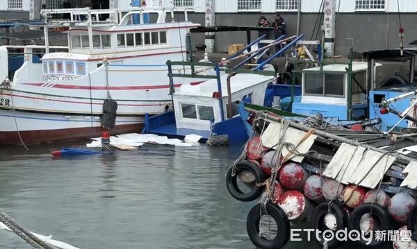 ▲富岡漁港漁船半沉。（圖／記者楊晨東翻攝）