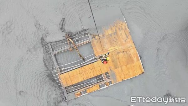 ▲▼花蓮縣消防局稍早於馬太鞍溪救或受困的6男1女           。（圖／記者張君豪翻攝）