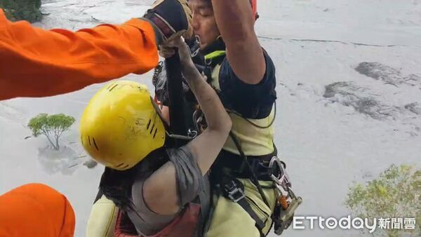 ▲▼花蓮縣消防局稍早於馬太鞍溪救或受困的6男1女           。（圖／記者張君豪翻攝）