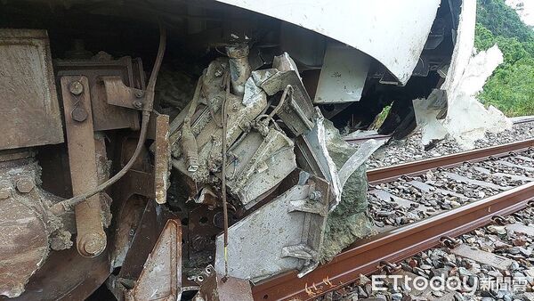 ▲▼             台鐵列車撞擊落石出軌，400名旅客下車提行李走鐵軌。（圖／記者張君豪翻攝，下同）
