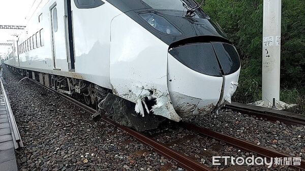 ▲▼             台鐵列車撞擊落石出軌，400名旅客下車提行李走鐵軌。（圖／記者張君豪翻攝，下同）