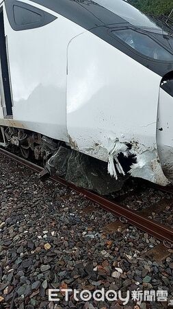 ▲▼             台鐵列車撞擊落石出軌，400名旅客下車提行李走鐵軌。（圖／記者張君豪翻攝，下同）