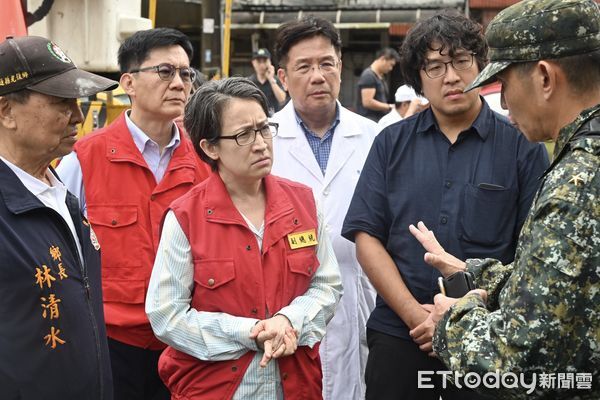 ▲▼ 強颱「樺加沙」雖逐漸遠離台灣，但外圍環流持續影響全台，花蓮縣馬太鞍溪上游堰塞湖溢流，洪峰沖毀馬太鞍溪橋，大水漫入光復鄉市區，副總統蕭美琴前往光復鄉公所視察災情。（圖／記者李毓康攝）