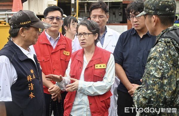 ▲▼ 強颱「樺加沙」雖逐漸遠離台灣，但外圍環流持續影響全台，花蓮縣馬太鞍溪上游堰塞湖溢流，洪峰沖毀馬太鞍溪橋，大水漫入光復鄉市區，副總統蕭美琴前往光復鄉公所視察災情。（圖／記者李毓康攝）