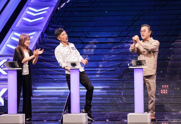 ▲公視《哈！真相大白了》來賓曾淑勤（左起）、于冠華、趙樹海與主持人庾澄慶互動製造笑果。（圖／公視）