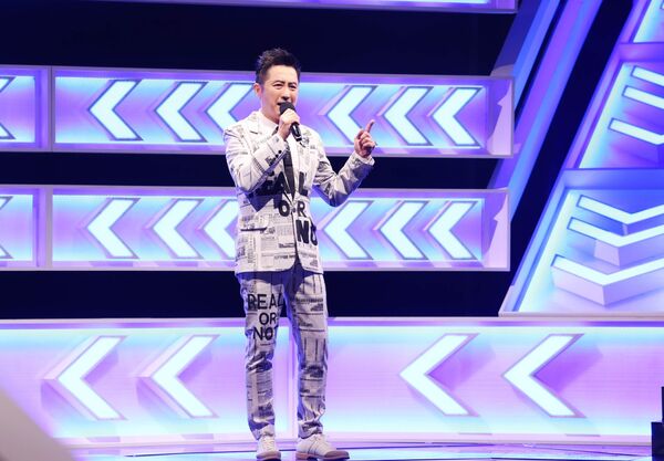 ▲公視《哈！真相大白了》來賓曾淑勤（左起）、于冠華、趙樹海與主持人庾澄慶互動製造笑果。（圖／公視）