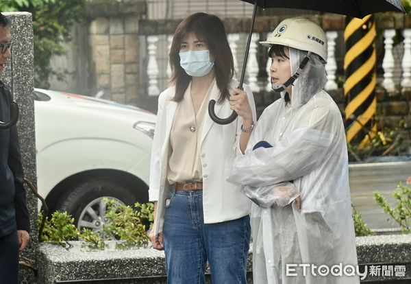 ▲▼ 強颱「樺加沙」雖逐漸遠離台灣，但外圍環流持續影響全台，花蓮縣馬太鞍溪上游堰塞湖溢流，洪峰沖毀馬太鞍溪橋，大水漫入光復鄉市區，中央氣象署氣象預報中心技正伍婉華隨蕭美琴副總統前往光復災區視察。（圖／記者李毓康攝）