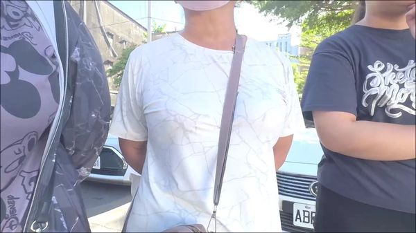 ▲吳男母親(白衣)表示，至今都未看到起火的鋰電池工廠負責人，應該要出來面對。（圖／記者陳以昇攝）