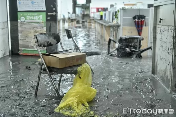 ▲▼ 強颱「樺加沙」雖逐漸遠離台灣，但外圍環流持續影響全台，花蓮縣馬太鞍溪上游堰塞湖溢流，洪峰沖毀馬太鞍溪橋，大水漫入光復鄉市區，光復鄉公所一樓堆滿淤泥。（圖／記者李毓康攝）