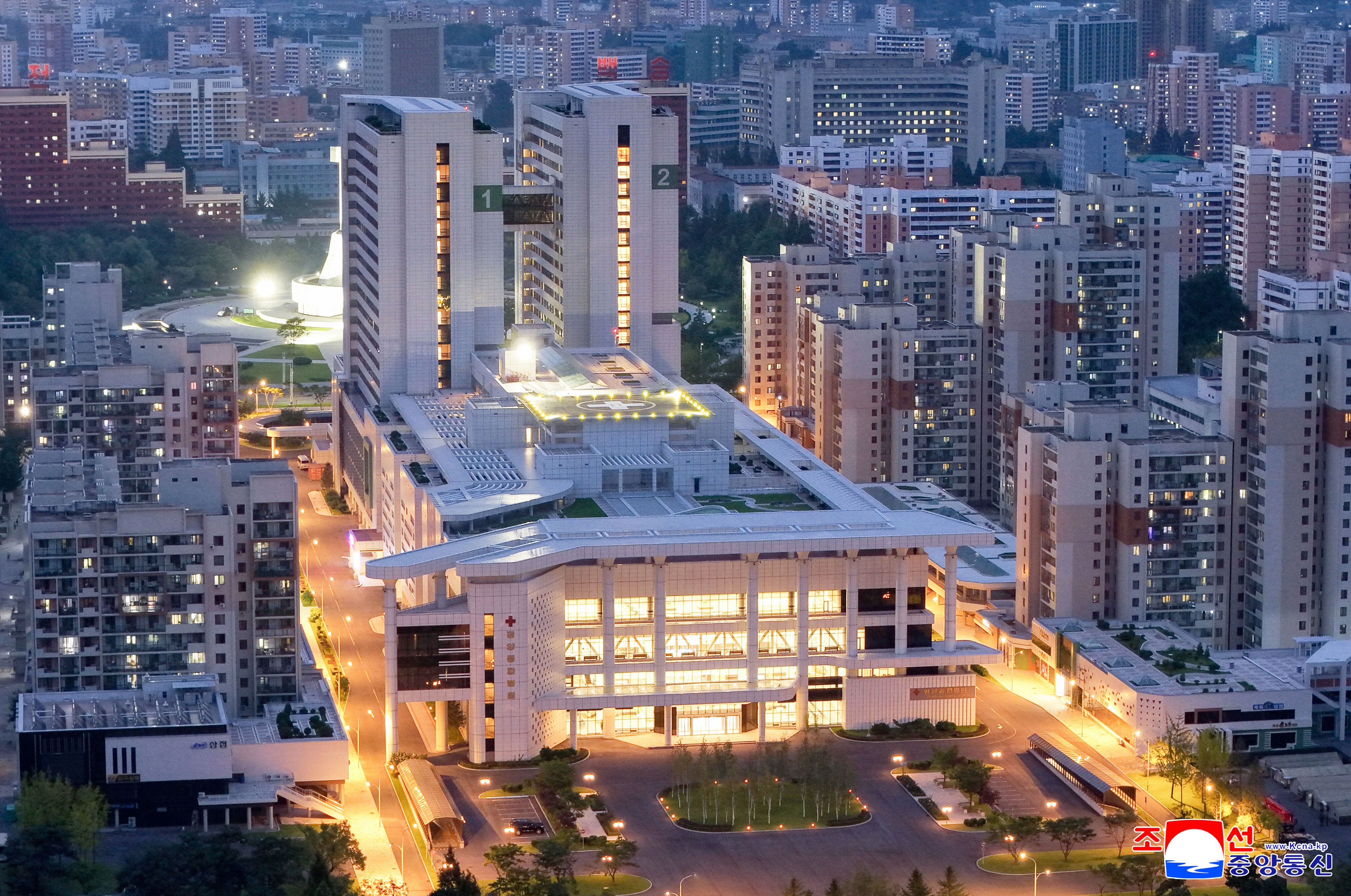 ▲▼北韓最高領導人金正恩23日視察開院進入最後倒數階段的平壤綜合醫院。(圖/達志影像)