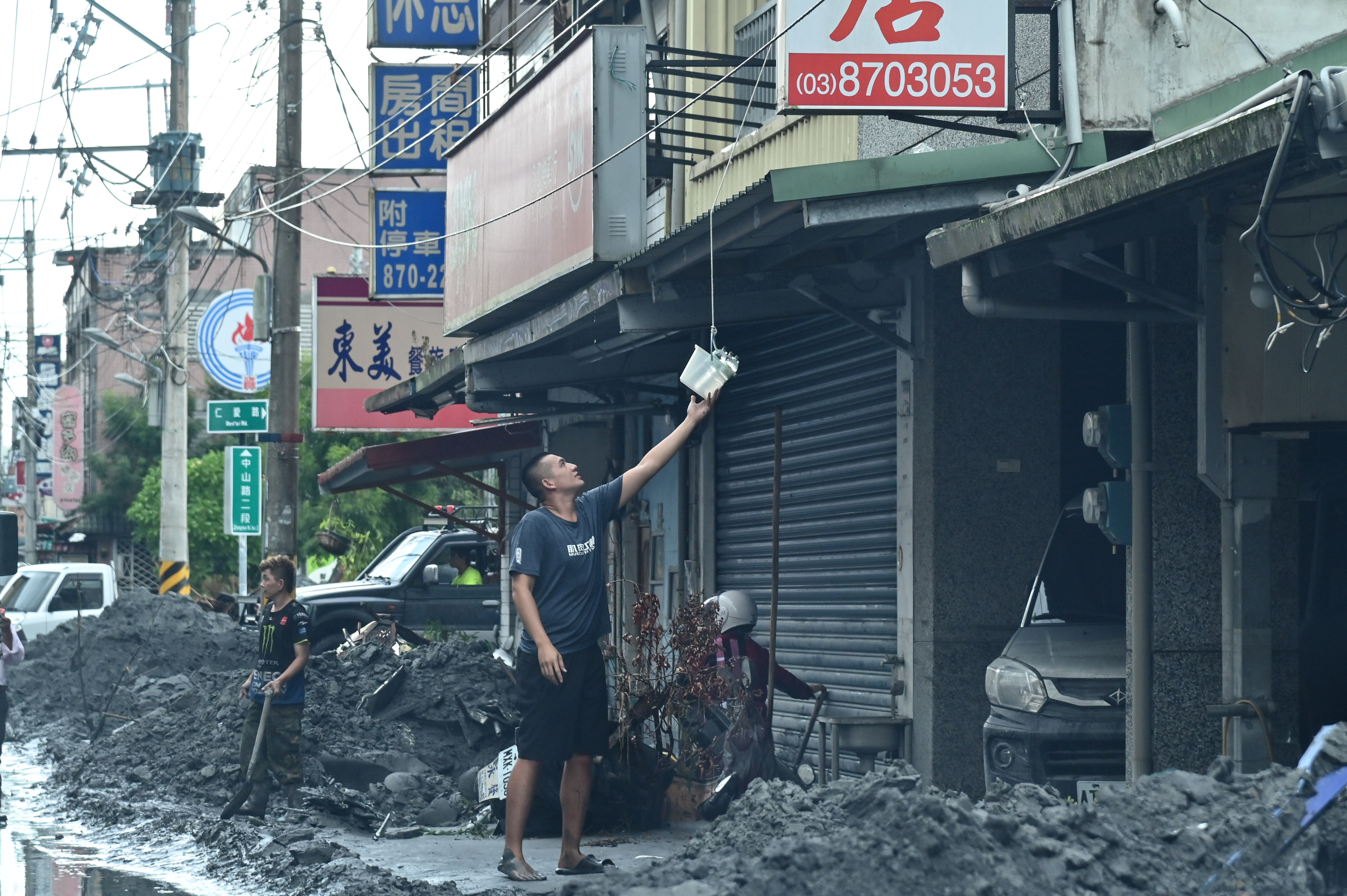 ▲▼受強颱「樺加沙」外圍環流影響，花蓮連日來累積可觀雨量，導致馬太鞍溪堰塞湖溢流，洪峰沖毀馬太鞍溪橋，大水漫入光復鄉市區導致嚴重災情，善心人士以小貨車沿路發放物資或以水桶吊掛方式給予二樓以上民眾。（圖／記者李毓康攝）