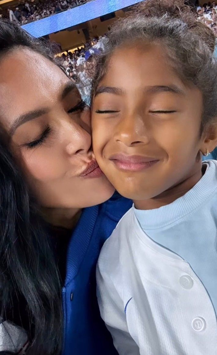 ▲▼已故湖人傳奇布萊恩的遺孀凡妮莎帶著女兒去道奇主場觀戰。（圖／翻攝自IG）