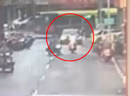 ▲▼高雄街頭「碰碰車」！黑白車當街互撞1人傷，警查出背後糾紛。（圖／記者賴文萱翻攝）