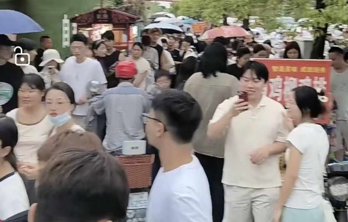 ▲江西景德鎮「雞排哥」爆紅，攤位前排了長長人龍。（圖／翻攝縱覽新聞）