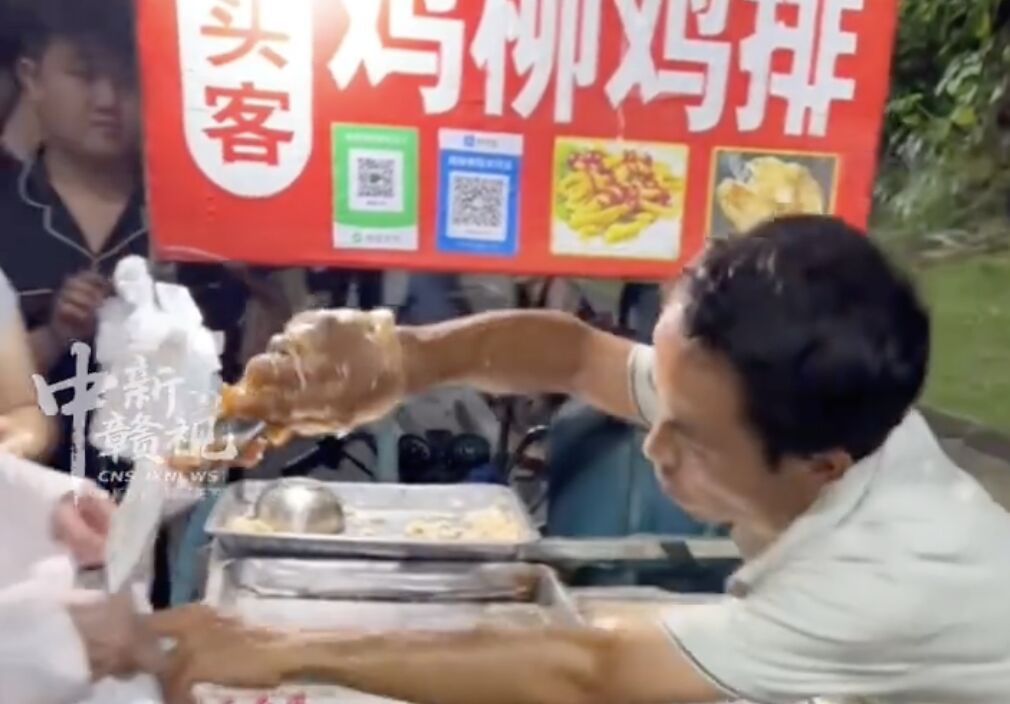 ▲江西景德鎮雞排哥。（圖／翻攝中新視頻）