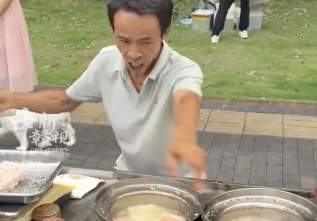 ▲江西景德鎮雞排哥。（圖／翻攝中新視頻）