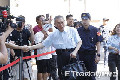 柯文哲怨電子腳環太耗電　應曉薇嬌嗔電磁波太強「心臟一直跳」