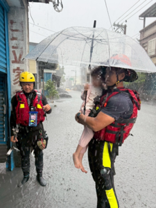 影／跨夜救災30小時！　新北特搜接力抱孩童安撫「媽媽馬上出來了」