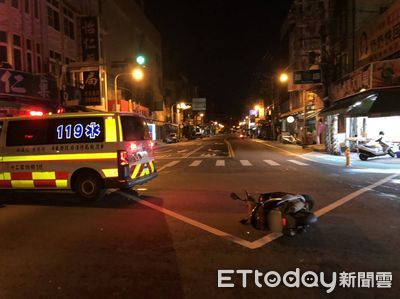 屏東路口車禍！救護車鳴笛闖燈與機車相撞　騎士幸運未受傷