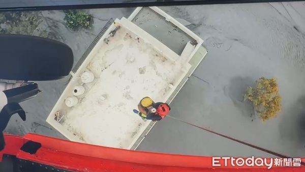 ▲▼搜救人員稍早於馬太鞍溪救出受困的6男1女。（圖／記者張君豪翻攝）