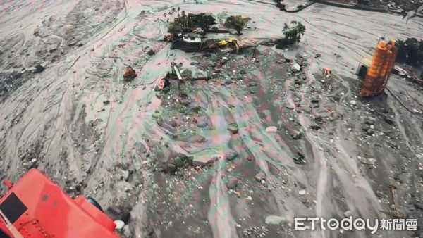 ▲▼搜救人員稍早於馬太鞍溪救出受困的6男1女。（圖／記者張君豪翻攝）