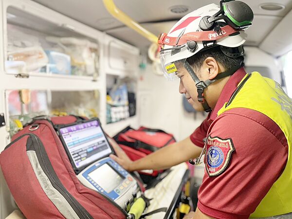 ▲桃園市消防局桃園分隊高級救護技術員廖偉霖，透過救護精準判讀，多次救回急性心梗患者寶貴生命。（圖／桃園市消防局提供）