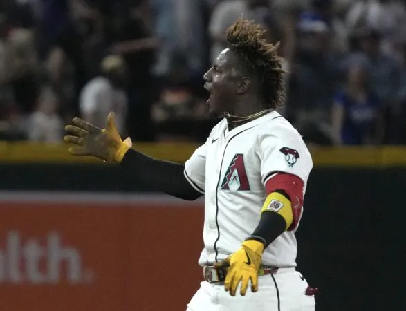 ▲響尾蛇佩爾多莫（Geraldo Perdomo）賽後透露在壘上「向大谷討禮物」。（圖／達志影像／美聯社）