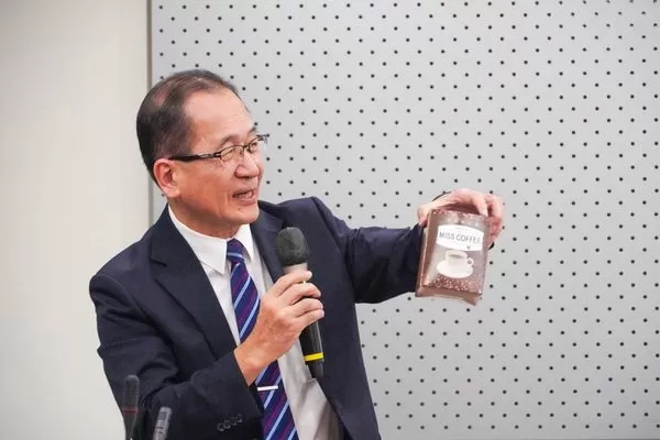 ▲▼矯正署長林憲銘介紹鐵窗牌咖啡。（圖／法務部提供）