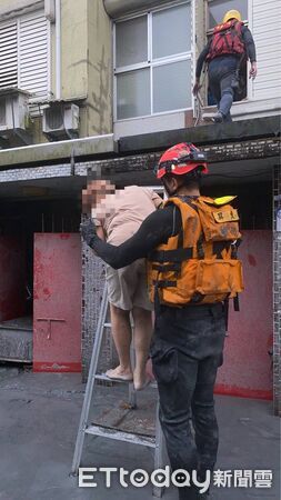 ▲▼搜救人員在佛祖街救出祖孫一家。（圖／記者陳崑福翻攝)