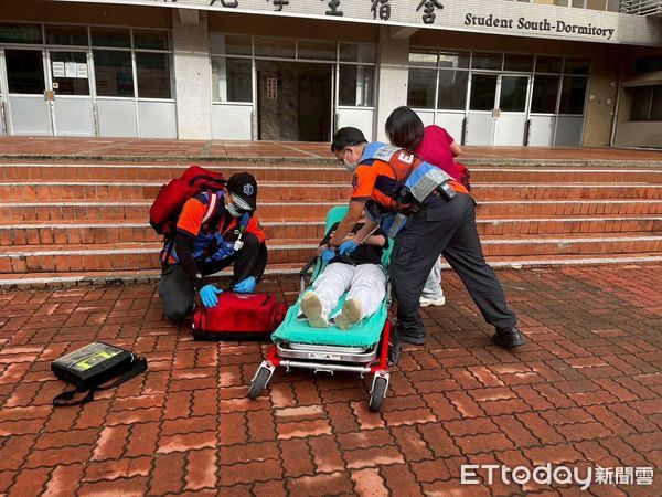 ▲崑山科大與大灣消防分隊進行災害演練，模擬地震引發宿舍火災並展開人員搜救。（記者林東良翻攝，下同）