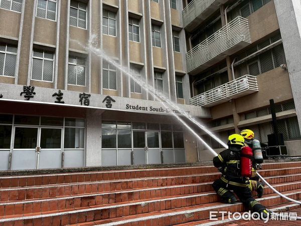 ▲崑山科大與大灣消防分隊進行災害演練，模擬地震引發宿舍火災並展開人員搜救。（記者林東良翻攝，下同）