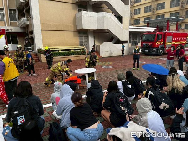 ▲崑山科大與大灣消防分隊進行災害演練，模擬地震引發宿舍火災並展開人員搜救。（記者林東良翻攝，下同）