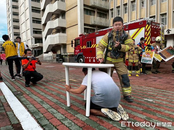 ▲崑山科大與大灣消防分隊進行災害演練，模擬地震引發宿舍火災並展開人員搜救。（記者林東良翻攝，下同）