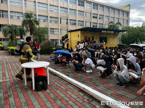 ▲崑山科大與大灣消防分隊進行災害演練，模擬地震引發宿舍火災並展開人員搜救。（記者林東良翻攝，下同）