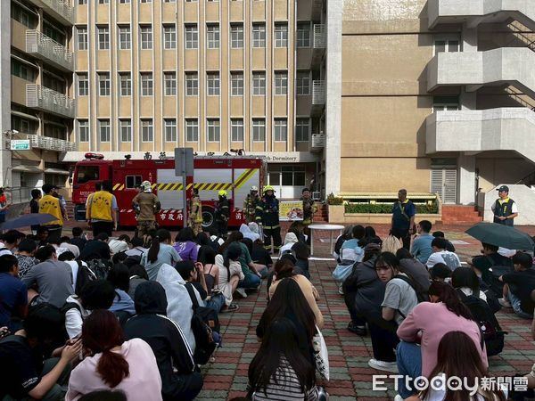 ▲崑山科大與大灣消防分隊進行災害演練，模擬地震引發宿舍火災並展開人員搜救。（記者林東良翻攝，下同）