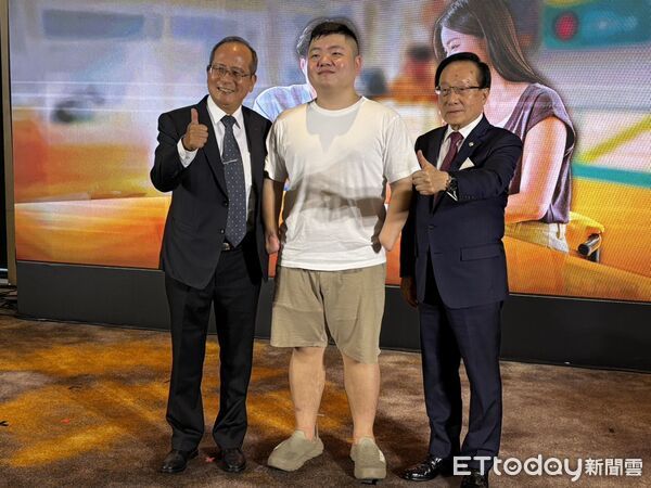 ▲左起台彩總經理謝志宏、台彩經銷商鄭諺敦、台彩董事長黃志宜。（圖／記者陳瑩欣攝）