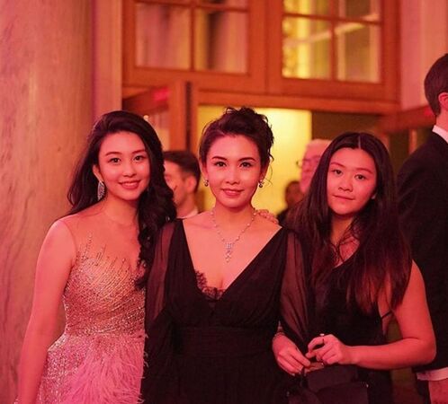 邱淑貞（中）與女兒沈月（左）、沈日（右）。（翻攝yuetyuetxx IG）