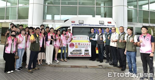 ▲台南市政府24日上午舉辦救護車捐贈典禮，王怡仁董事長率領三家企業合資捐出價值400萬元的高規格救護車。（記者林東良翻攝，下同）