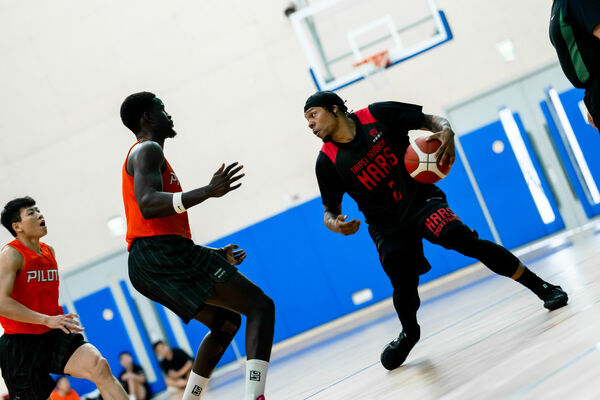 ▲戰神新洋將洛夫頓首度登場就攻下全隊最高21分與3助攻，展現強大得分能力、賽後球隊也為今天生日的雷蒙恩慶祝、戰神今日在交流賽迎戰領航猿，以107比88拿下勝利。（圖／戰神提供）