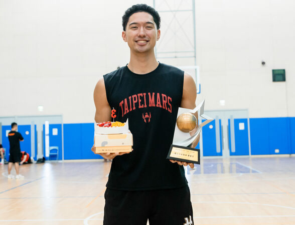 ▲戰神新洋將洛夫頓首度登場就攻下全隊最高21分與3助攻，展現強大得分能力、賽後球隊也為今天生日的雷蒙恩慶祝、戰神今日在交流賽迎戰領航猿，以107比88拿下勝利。（圖／戰神提供）